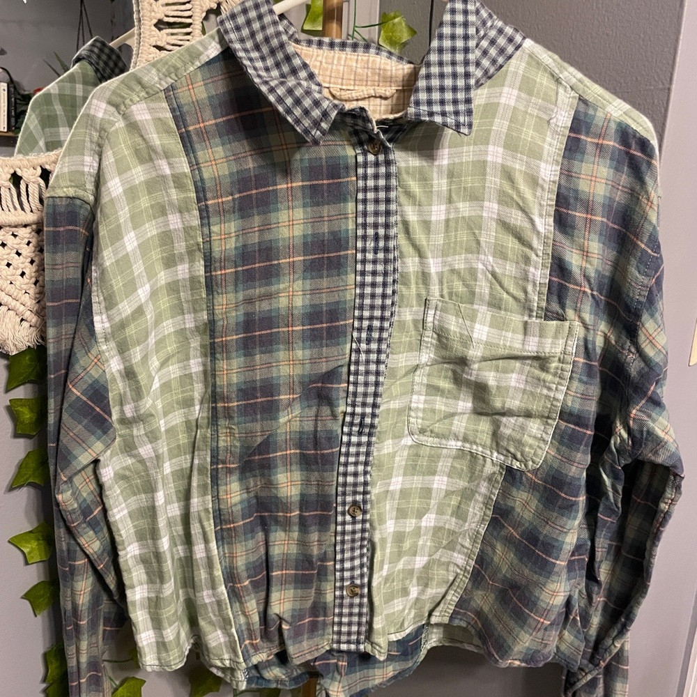 Women’s Plaid Cropped Flannel